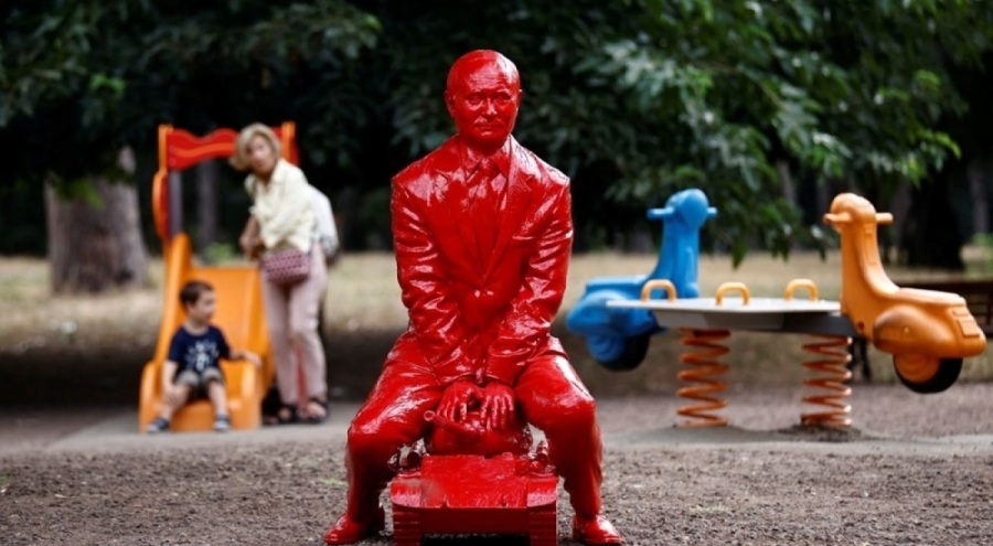 Putin'in heykeli çocuk parkına konuldu