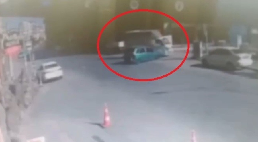 Bursa'da yolu ortalayamayan sürücüler çarpıştı!