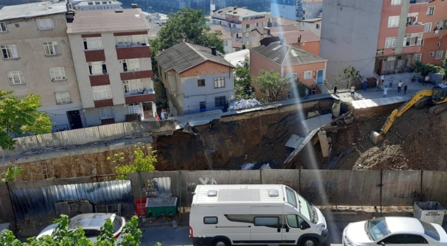 İstanbul Sarıyer'de yol çöktü, sokak kaydı