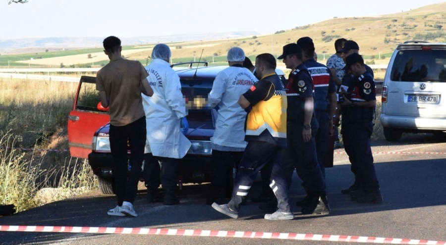 Sivas'ta otomobilde bulunan cesetlerin sırrı araştırılıyor