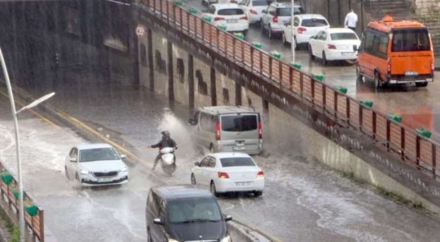 Erzurum'u sağanak yağış vurdu: Yollar göle döndü