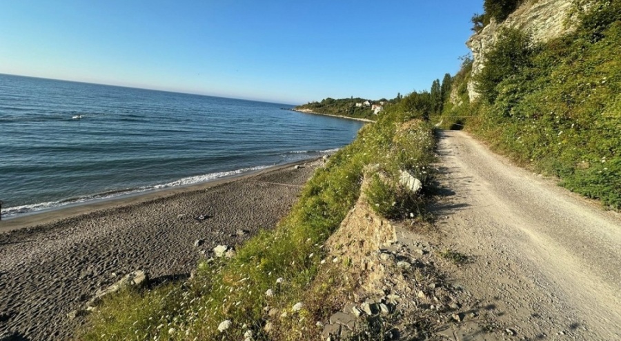 Plaja 50 metre yükseklikten kaya parçaları düştü