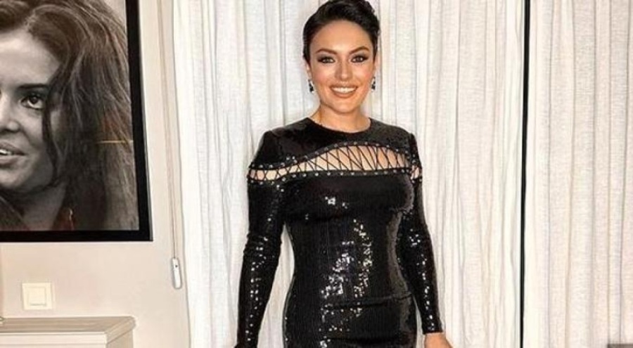 Doğum için gün sayan Ezgi Mola'dan denizde pozlar