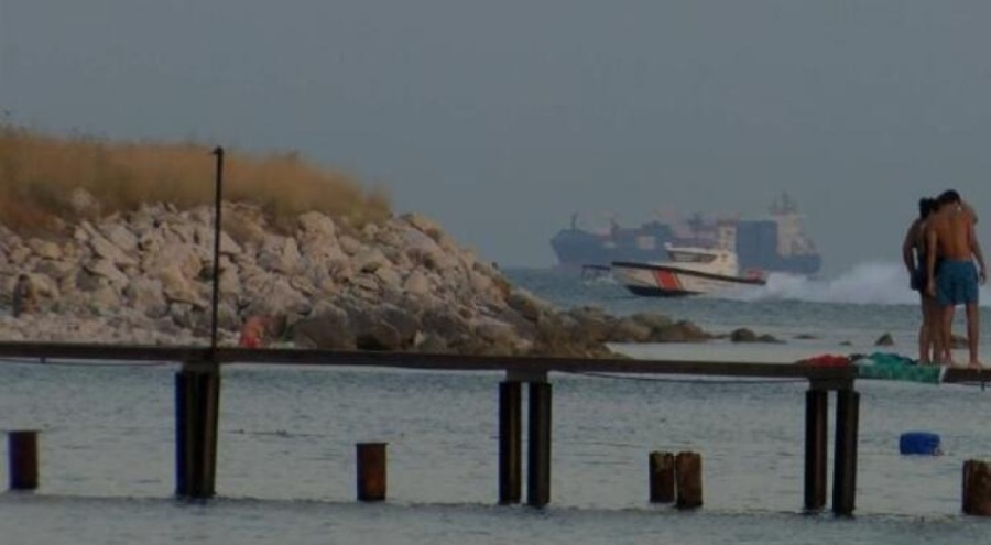 Büyükçekmece'de denize açılan çift kayboldu: Baba kurtarıldı, anneden hala haber yok