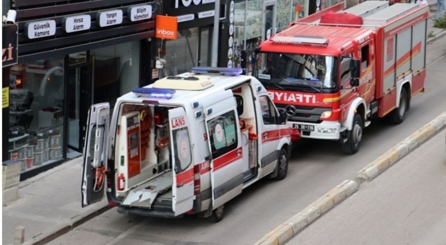 Yük asansörü düştü, yaralılar var