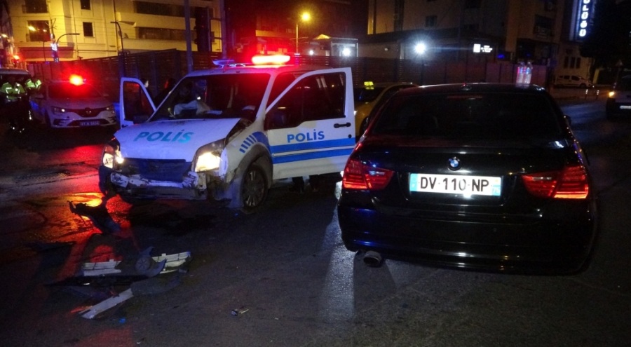 Polis aracı ile otomobil çarpıştı: 1'i polis 2 yaralı
