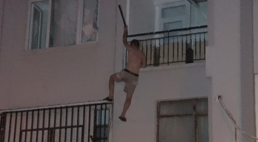 Bıçağı boğazına dayayarak polise direndi! Tutunduğu korkuluklardan aşağı düştü