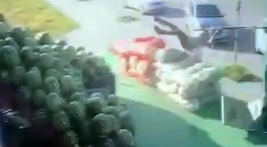 Manav çalışanı rüzgara karşı koyamadı! 3 metre havalandı, 5 metre savruldu