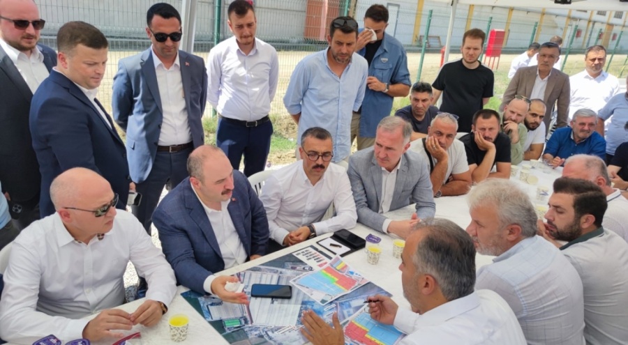 Mustafa Varank, İnegöl'deki fabrika yangınlarında zarar gören işyeri sahiplerini ziyaret etti