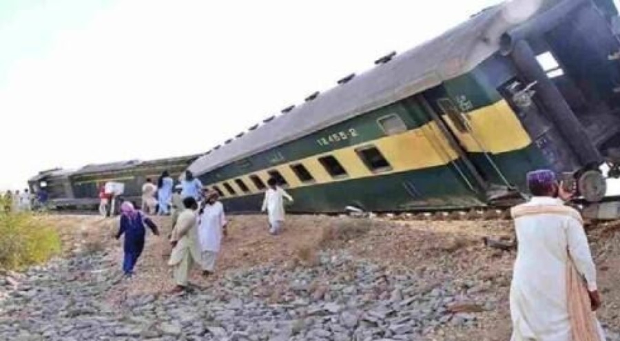 Pakistan'da tren raydan çıktı! Ölü ve yaralılar var