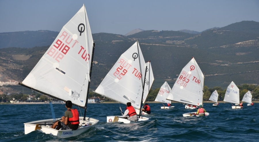 İznik Gölünde heyecan dolu yelken yarışları