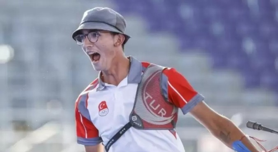 Gençlik ve Spor Bakanı Bak'tan Mete Gazoz'a tebrik mesajı