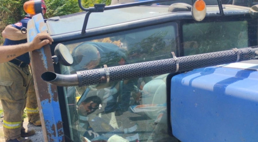 Susurluk'ta saman yüklü traktör devrildi: 1 yaralı