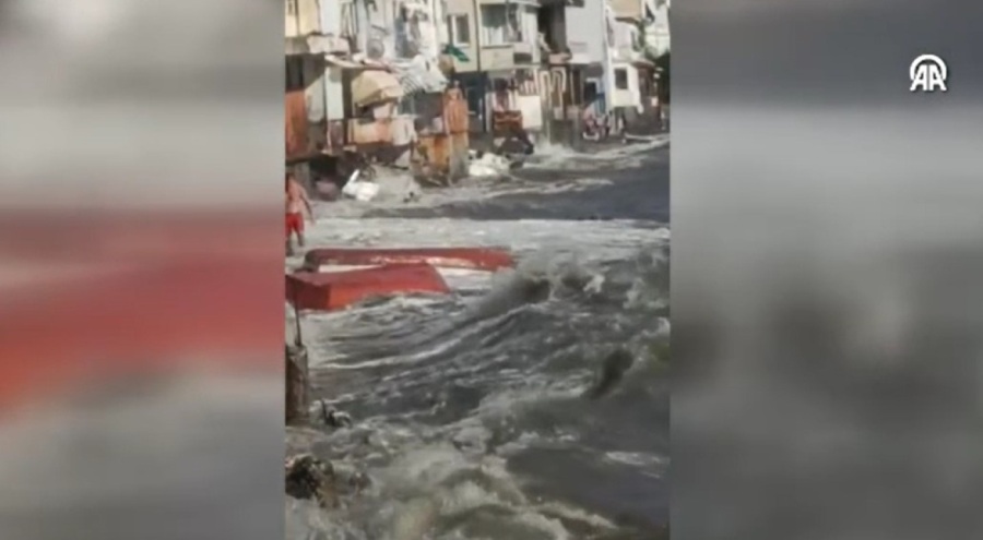 Bursa'da şiddetli rüzgar etkisini gösterdi