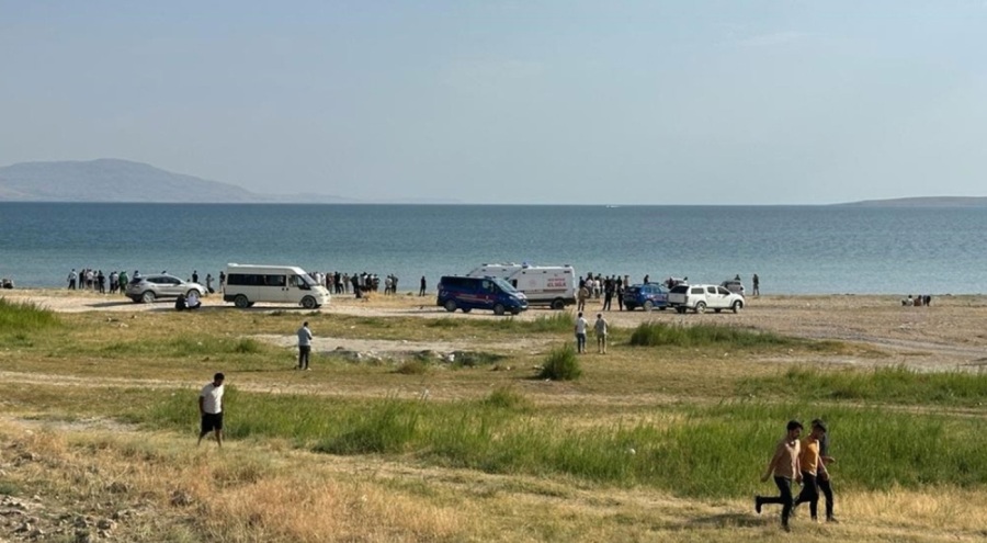 Van Gölü'nde sürüklenen genç, kendisini kurtarmaya çalışan kişiyle birlikte boğuldu!