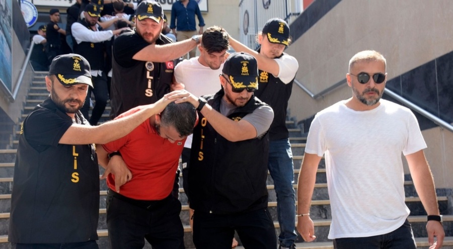 Beşiktaş'taki cinayete ilişkin 2 kişinin tutuklandığı belirtildi.