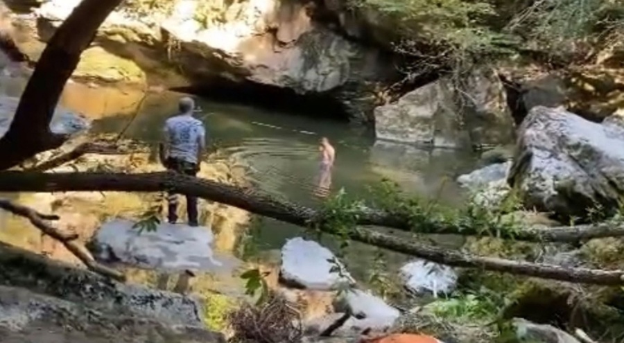 Kayalıktan şelaleye atlayan kişi, 10 metre derinlikteki çamura saplanarak yaşamını yitirdi