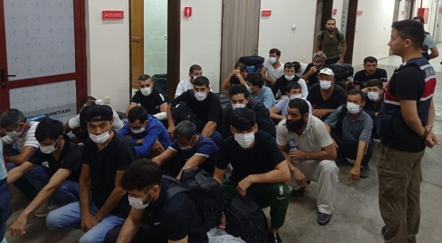 Kocaeli'de kaçak yollardan girdiği belirlenen 24 göçmen sınır dışı edildi