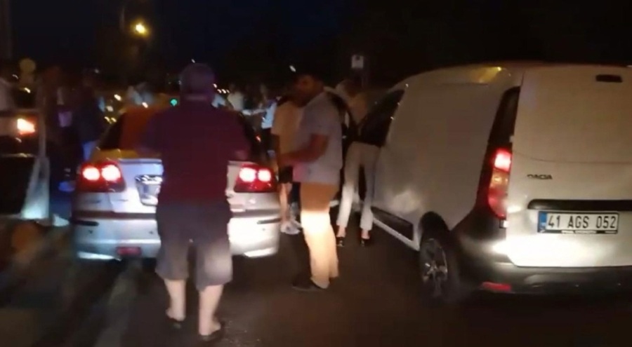 Hastane yolunu trafiğe kapatıp asker eğlencesi yaptılar, uyarıda bulunanlara hakarette bulundular