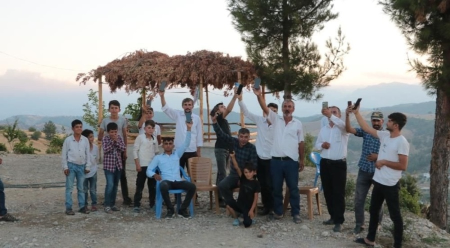 Bu mahallede yaşayanların telefonları çekmiyor!