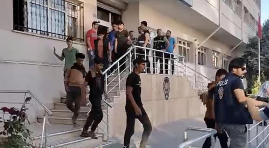 Sürücüsünün kaçtığı minibüsten 23 düzensiz göçmen yakalandı
