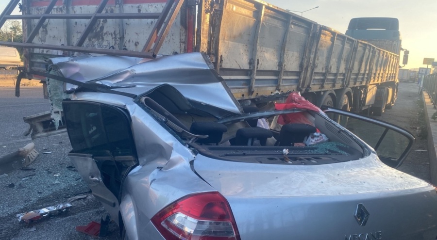 Bursa'da otomobil, yol kenarında park halindeki TIR'a çarptı! 4 ölü, 2 yaralı