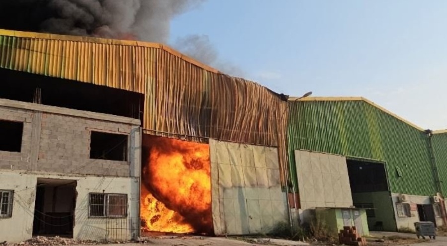 Adana'da geri dönüşüm fabrikasındaki yangın çevreye sıçradı