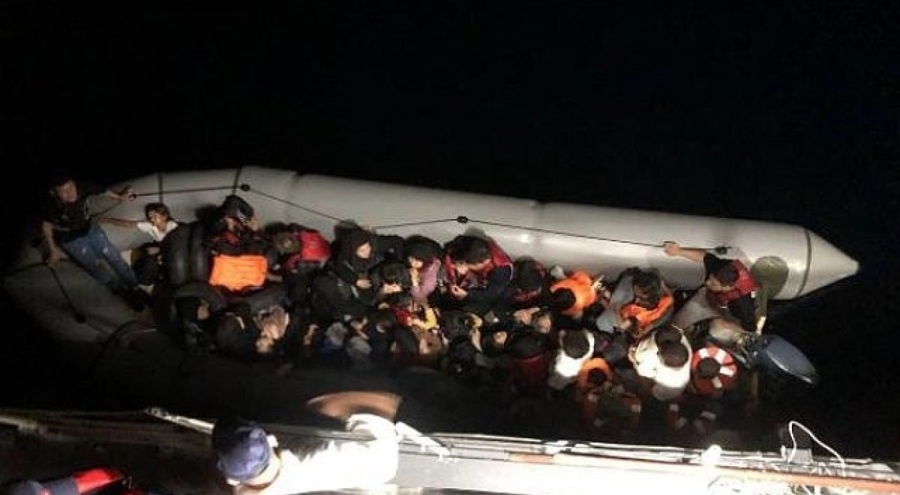 Çanakkale'de lastik bottaki 37 kaçak göçmen yakalandı
