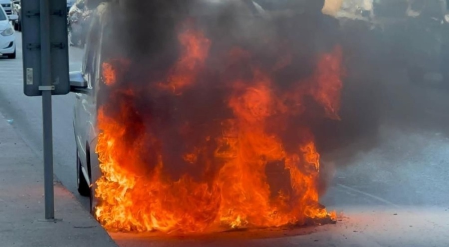 İstanbul'da seyir halindeki araç cayır cayır yandı