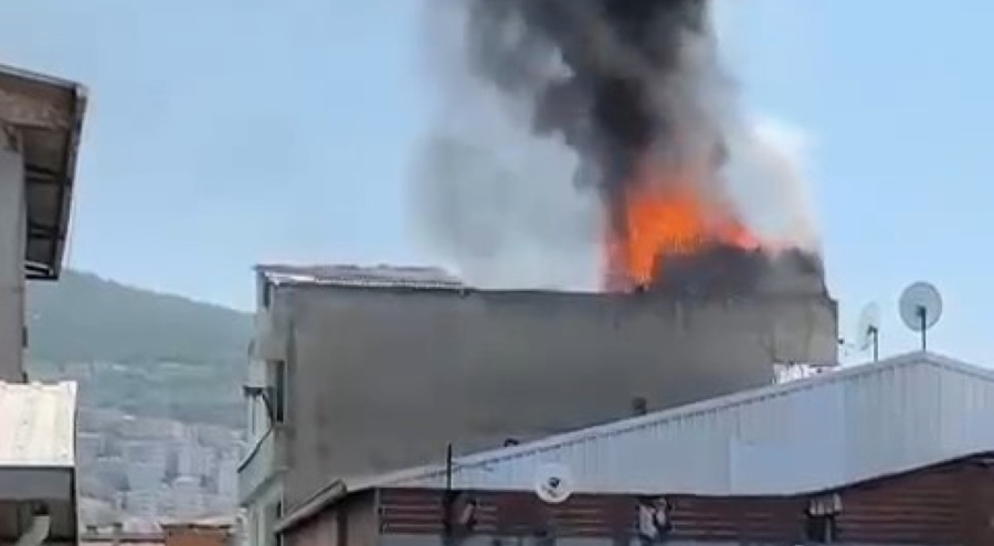 Bursa'da 4 katlı binanın çatısında korkutan yangın!