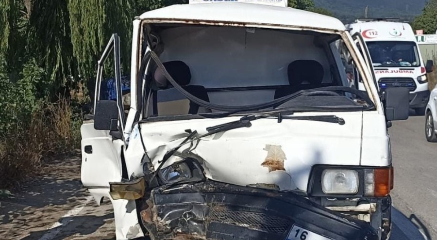 Bursa'da minibüs, traktöre çarptı! Yaralılar var