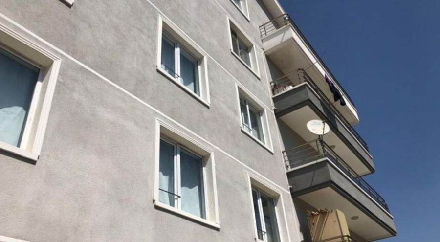 2 yaşındaki Menesa misafirliğe gittiği evin penceresinden düştü