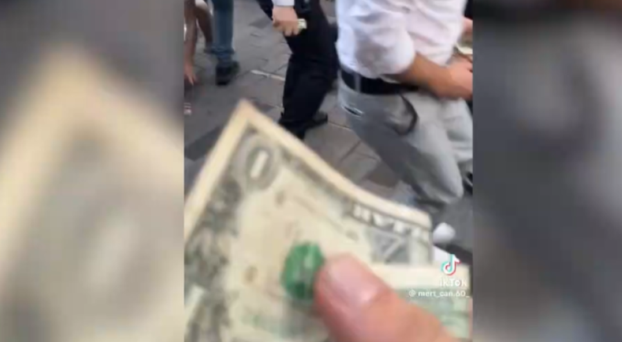 Sosyal medya için yerlere 1 dolarlar atıldı: Toplamak isteyen vatandaşlar kargaşa yarattı