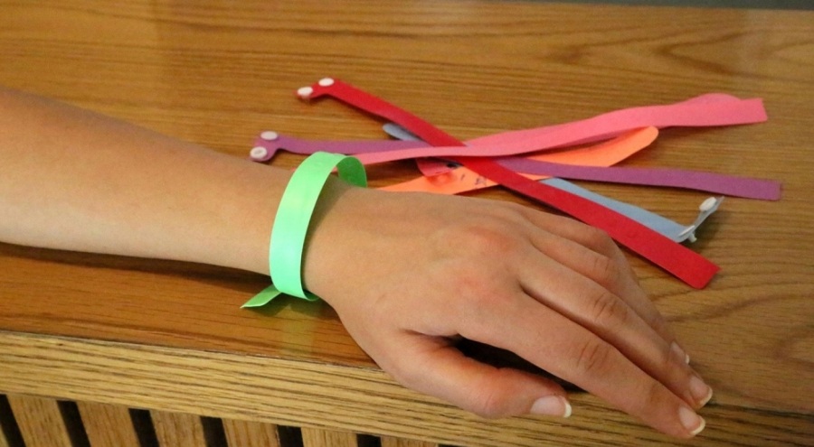 Antalya'da turistlerin 'bileklik' oyunu öğrenildi!