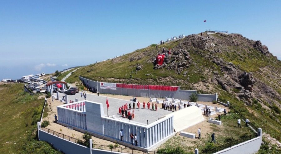 Trabzon'da bakımsızlığıyla gündeme gelen şehitlik yenilendi!