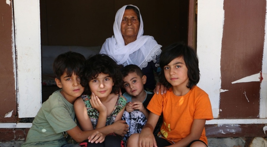 Diyarbakır'daki terör olaylarından kaçan yaşlı kadın, torunlarıyla bir tırın dorsesinde yaşıyor