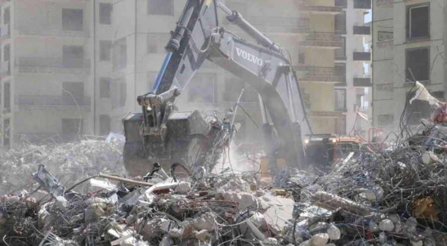 Asrın felaketinde yüzlerce kişiye mezar olmuştu: Rönesas Rezidans'ın son bloğu yıkıldı