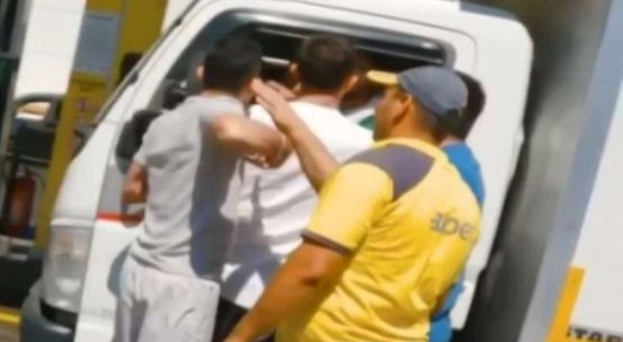 Akaryakıt istasyonunda yol verme kavgasında satırla saldırı