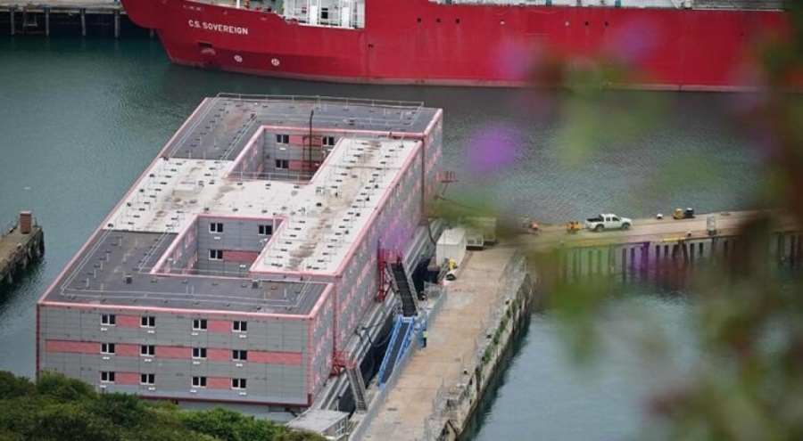 İngiltere'de 'yüzen hapishane' uygulaması resmen başladı