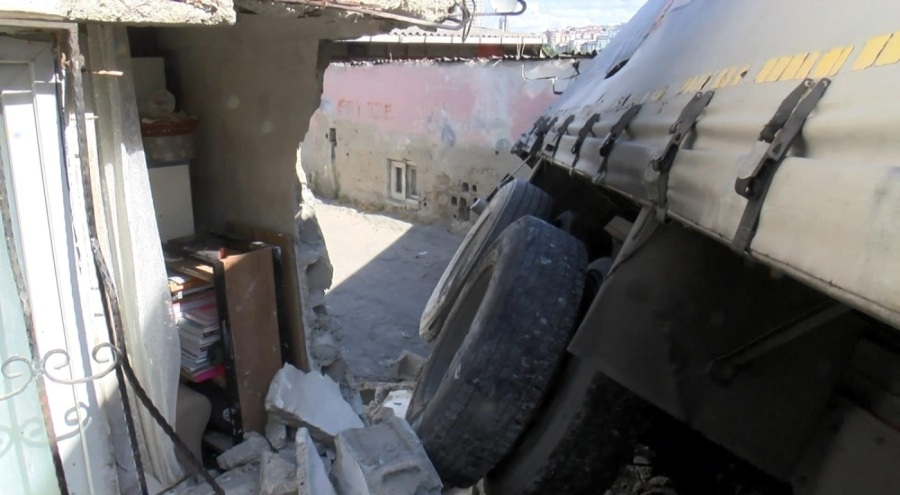 Gaziosmanpaşa'da kamyon gecekonduya çarptı