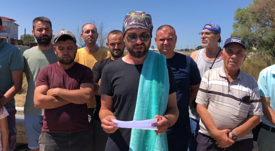 Su sıkıntısını böyle protesto ettiler: Yalakta duş aldı