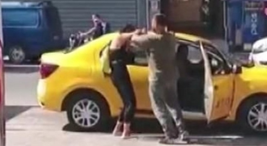 Sokak ortasında kadına şiddet: Döverek bayılttı