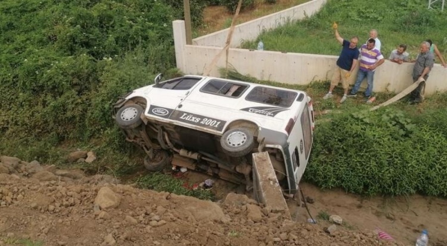 Fındık işçilerini taşıyan minibüs devrildi: Çok sayıda yaralı