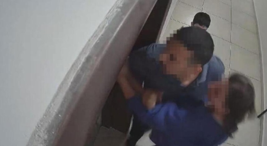 Komşusunu ve kızını boksöre dövdürdü