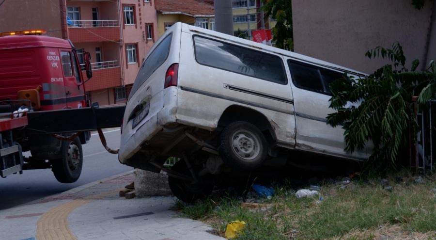Ehliyetine el konulan sürücü kaza yaptı: 1 yaralı