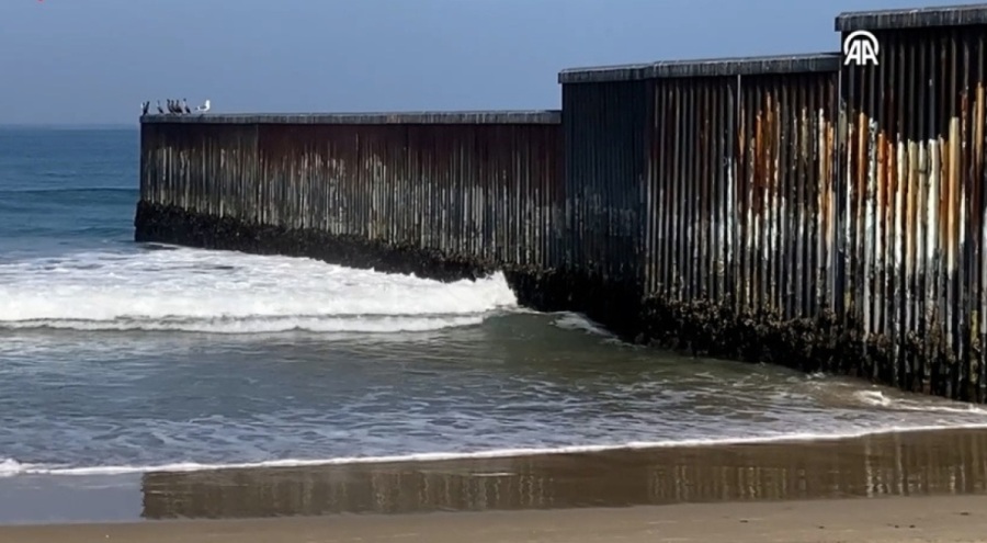 Düzensiz göçleri önleyecek: Kaliforniya-Meksika sınır sahilinde inşaat sürüyor