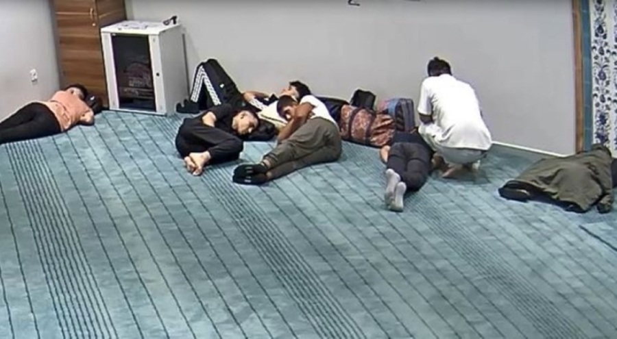 Mescitte uyuyan yolcuların paralarını çaldı: Sonu kötü bitti!