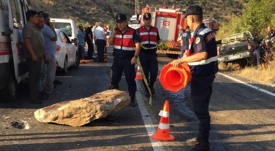 Manisa'da seyir halindeki kamyonetin üzerine kaya düştü!