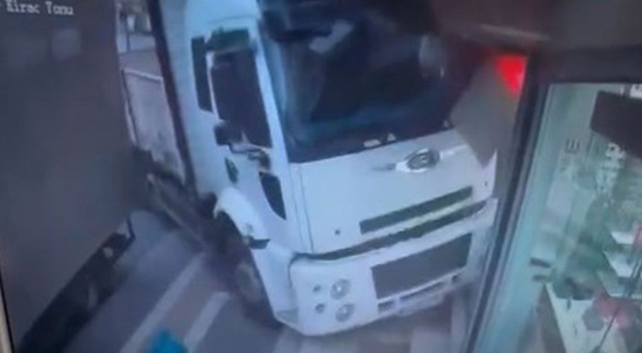 İstanbul'da sürücüsüz kamyon, bilinmeyen bir nedenle hareket ederek dükkana daldı