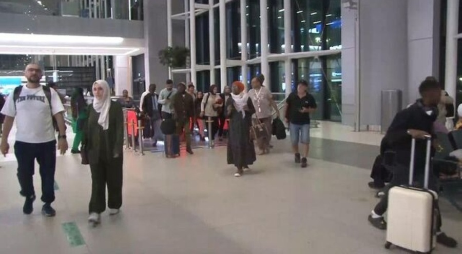 Nijer'deki Türk vatandaşları özel uçuşla Türkiye'de